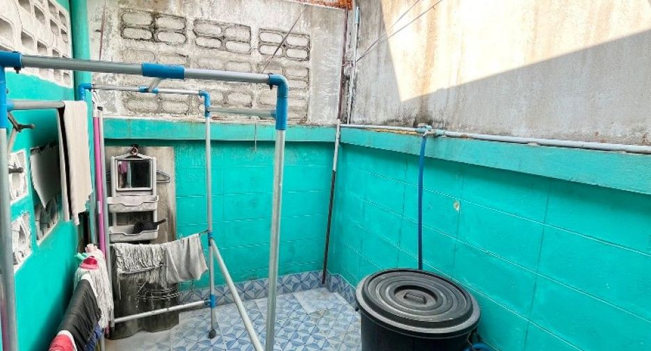 For sale 1 bed townhouse in Mueang Samut Prakan, Samut Prakan