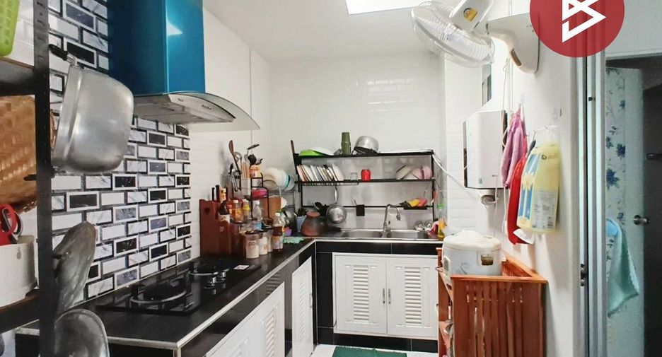 Casa adosada en venta de 3 habitaciones en Bang Bo, Samut Prakan