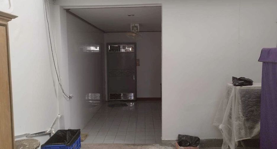 For rent 4 ベッドルーム retail Space in Yan Nawa, Bangkok
