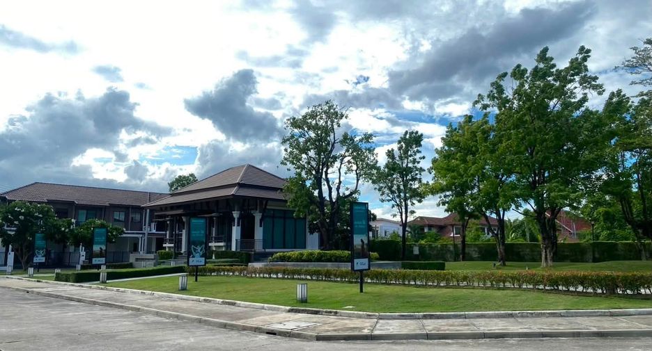 For rent 4 bedrooms townhouse in Mueang Chiang Mai, Chiang Mai