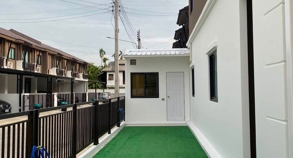 For rent 4 bedrooms townhouse in Mueang Chiang Mai, Chiang Mai