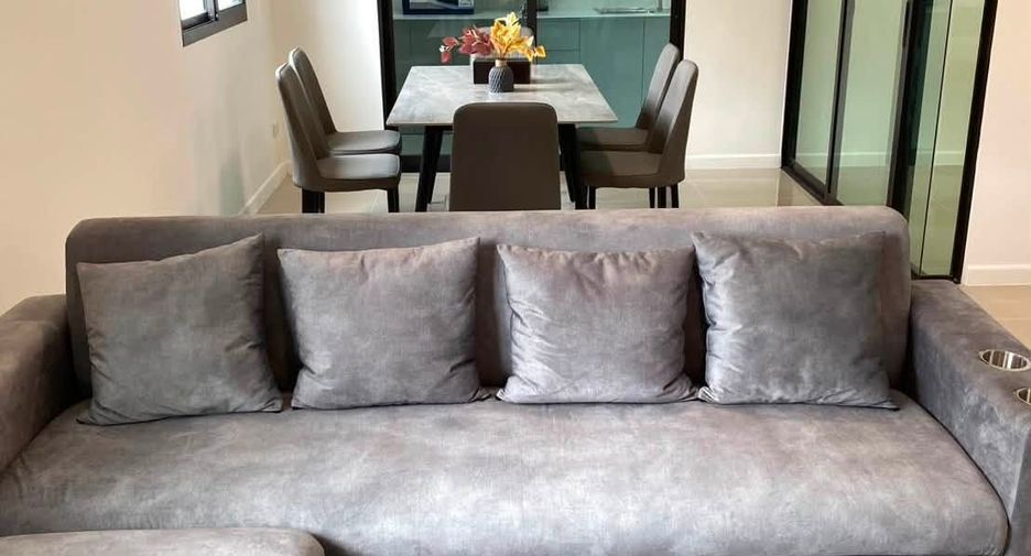 For rent 4 bedrooms townhouse in Mueang Chiang Mai, Chiang Mai