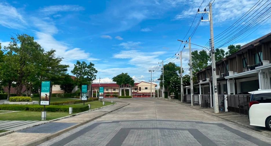 For rent 4 bedrooms townhouse in Mueang Chiang Mai, Chiang Mai