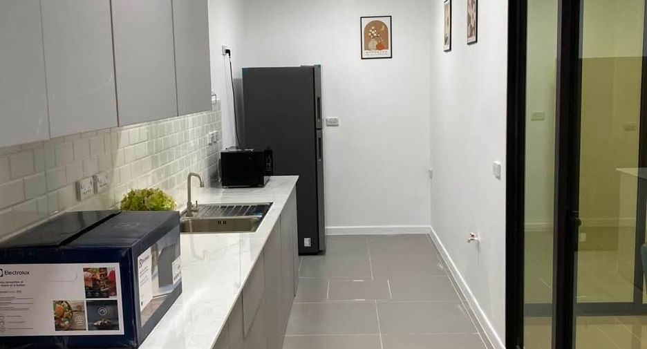 For rent 4 bedrooms townhouse in Mueang Chiang Mai, Chiang Mai