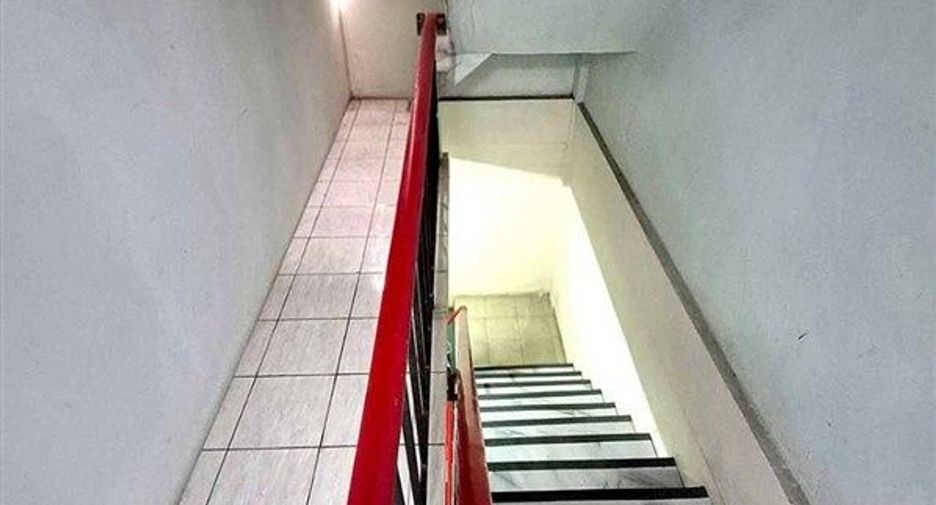 Local comercial en venta de 4 habitaciones en Din Daeng, Bangkok
