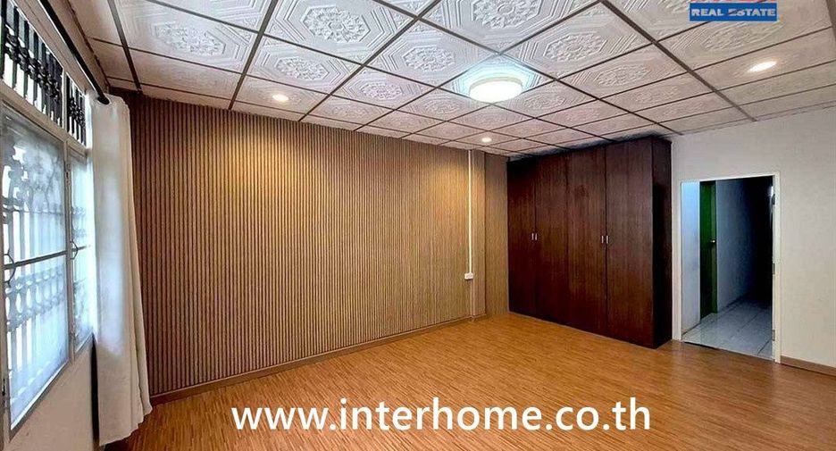 Local comercial en venta de 4 habitaciones en Din Daeng, Bangkok