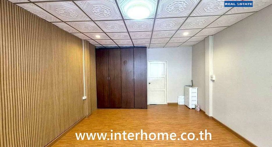 Local comercial en venta de 4 habitaciones en Din Daeng, Bangkok