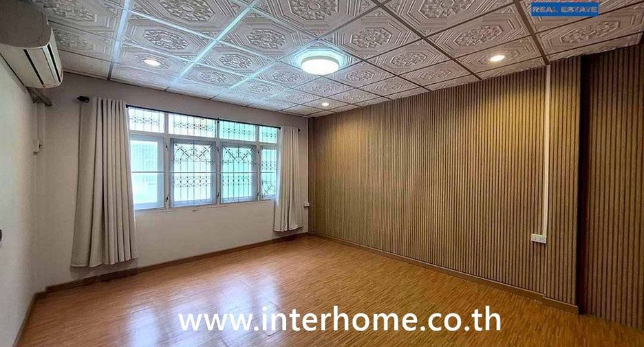 Local comercial en venta de 4 habitaciones en Din Daeng, Bangkok