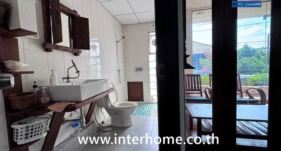 For sale 5 bedrooms townhouse in Mueang Nonthaburi, Nonthaburi