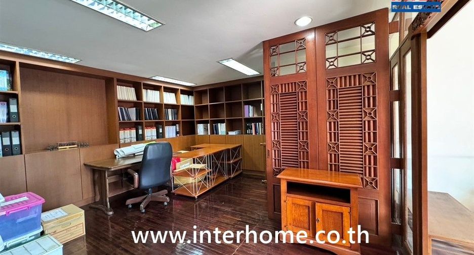 For sale 5 bedrooms townhouse in Mueang Nonthaburi, Nonthaburi