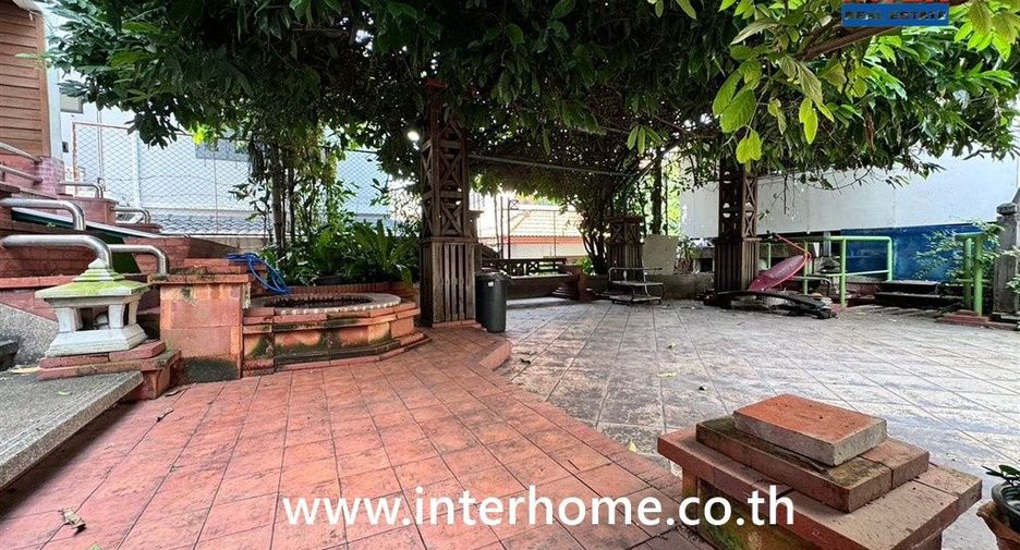 For sale 5 bedrooms townhouse in Mueang Nonthaburi, Nonthaburi