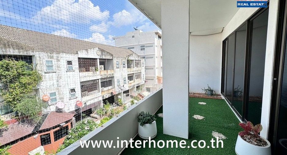 For sale 5 bedrooms townhouse in Mueang Nonthaburi, Nonthaburi