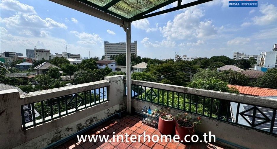For sale 5 bedrooms townhouse in Mueang Nonthaburi, Nonthaburi