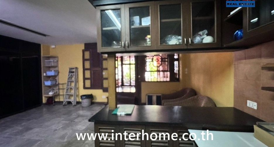 For sale 5 bedrooms townhouse in Mueang Nonthaburi, Nonthaburi
