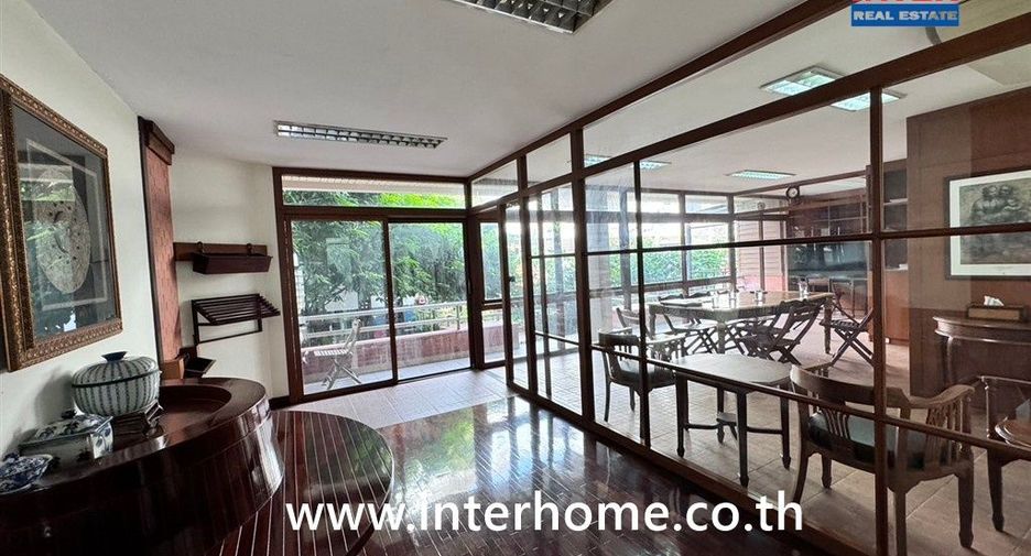 For sale 5 bedrooms townhouse in Mueang Nonthaburi, Nonthaburi