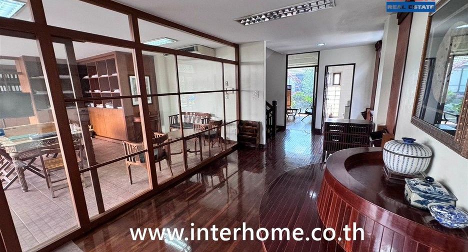 For sale 5 bedrooms townhouse in Mueang Nonthaburi, Nonthaburi