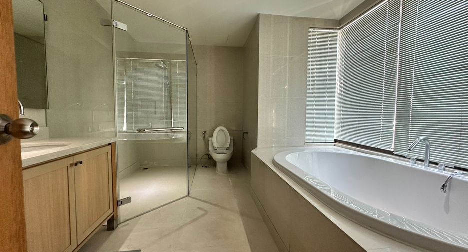 For rent 3 bedrooms condo in Khlong Toei, Bangkok