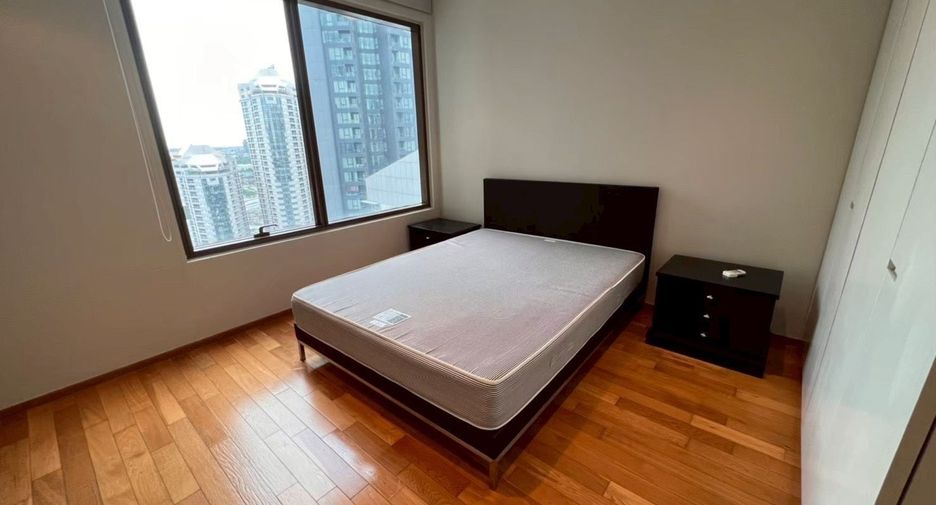 For rent 3 bedrooms condo in Khlong Toei, Bangkok
