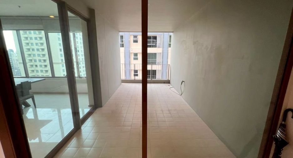 For rent 3 bedrooms condo in Khlong Toei, Bangkok