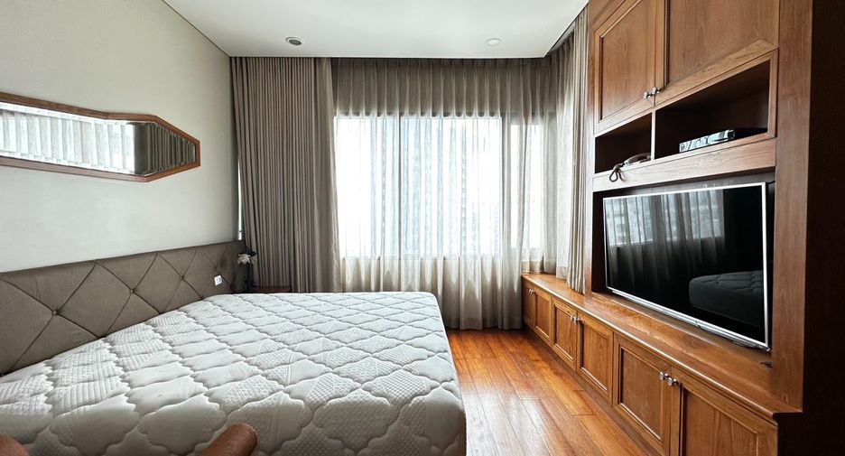 For rent 3 bedrooms condo in Khlong Toei, Bangkok