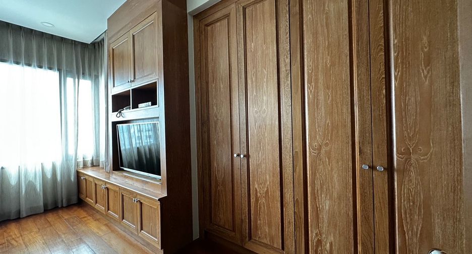 For rent 3 bedrooms condo in Khlong Toei, Bangkok
