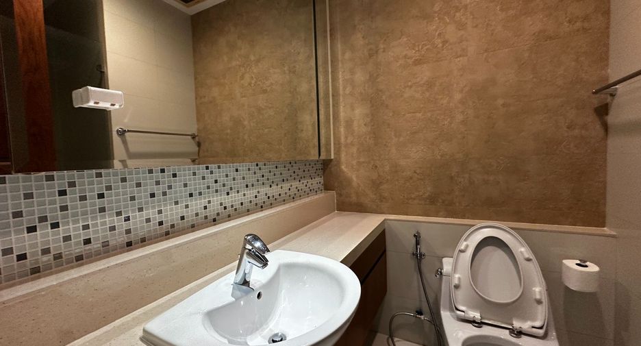 For rent 3 bedrooms condo in Khlong Toei, Bangkok
