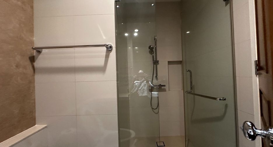 For rent 3 bedrooms condo in Khlong Toei, Bangkok