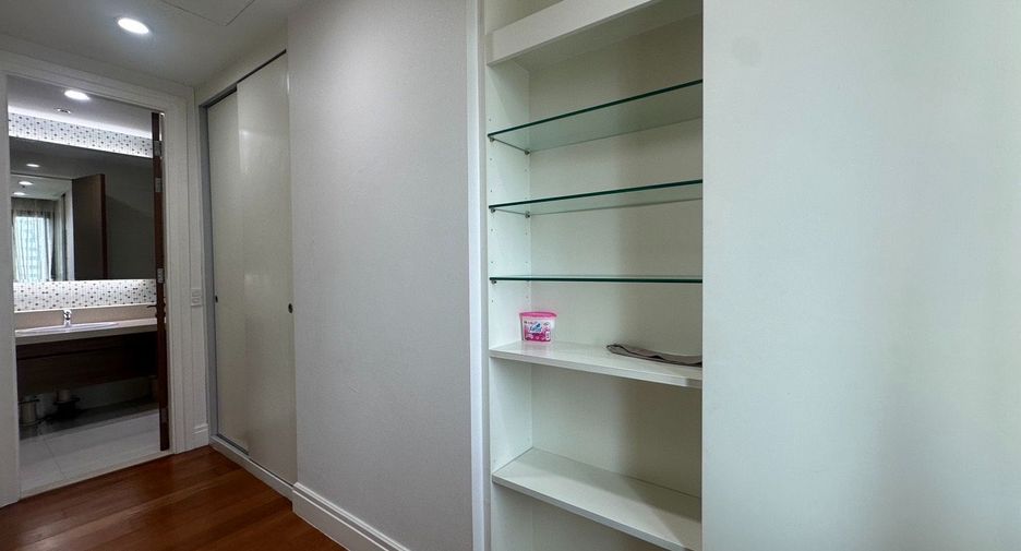 For rent 3 bedrooms condo in Khlong Toei, Bangkok