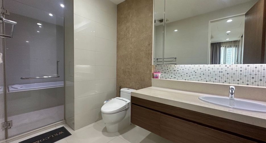For rent 3 bedrooms condo in Khlong Toei, Bangkok