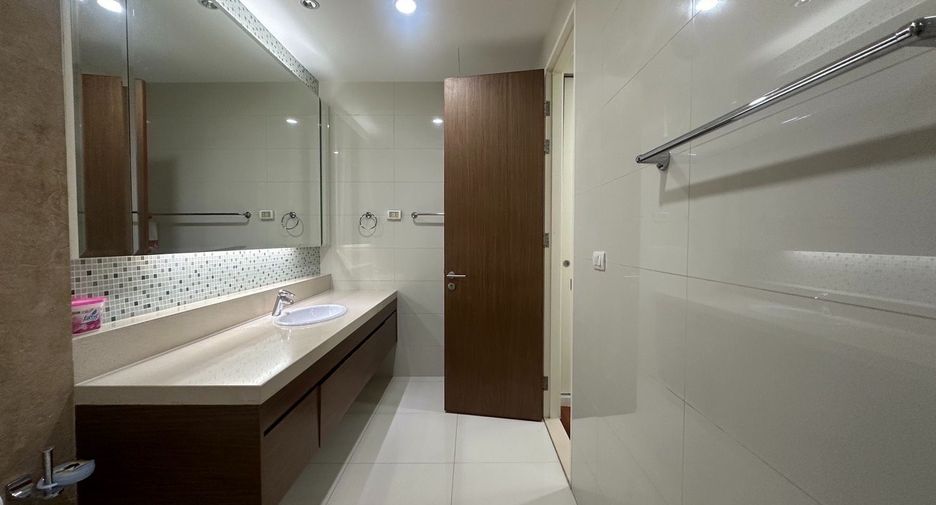 For rent 3 bedrooms condo in Khlong Toei, Bangkok