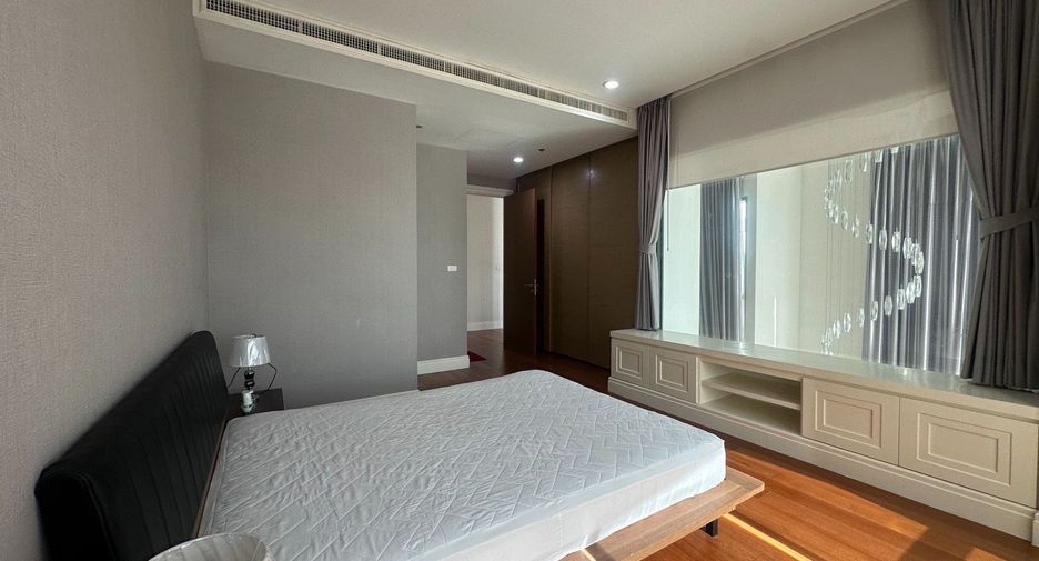 For rent 3 bedrooms condo in Khlong Toei, Bangkok