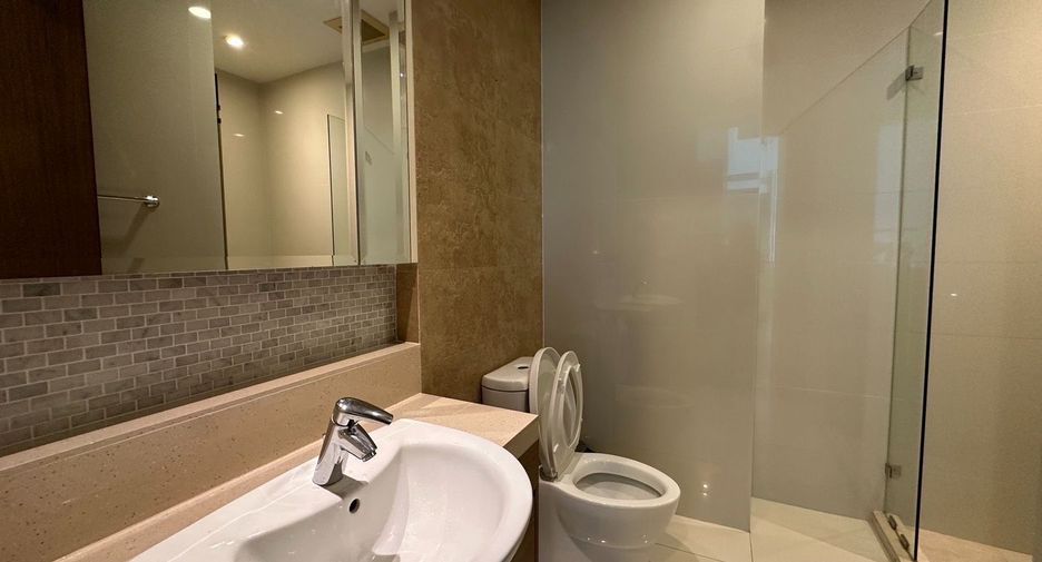 For rent 3 bedrooms condo in Khlong Toei, Bangkok