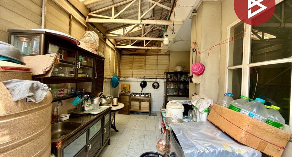 Casa adosada en venta de 3 habitaciones en Phra Pradaeng, Samut Prakan