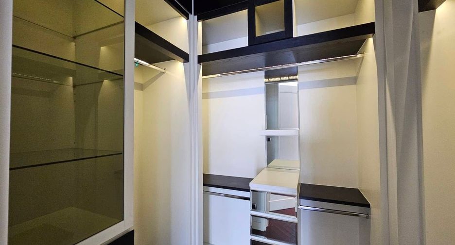For rent 3 bedrooms condo in Khlong Toei, Bangkok