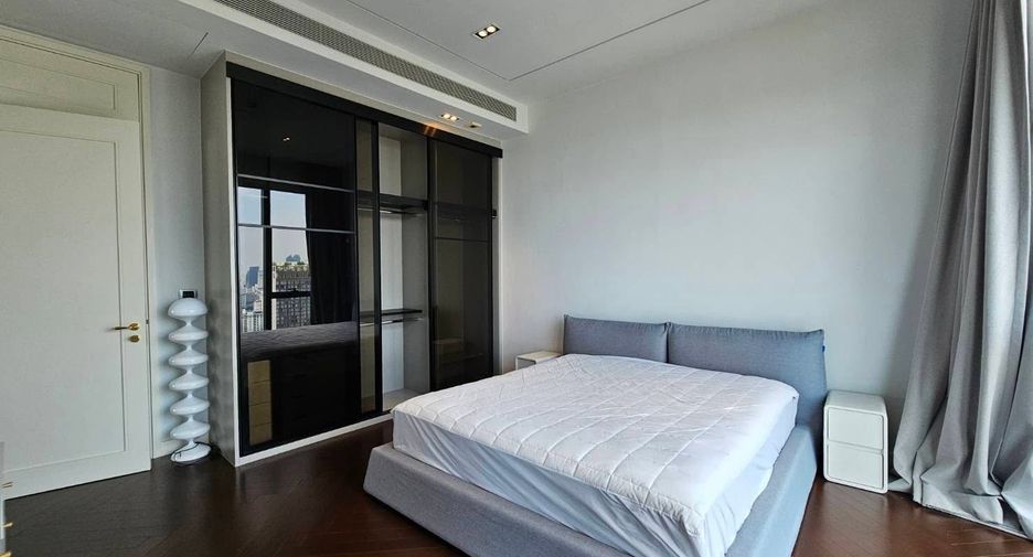 For rent 3 bedrooms condo in Khlong Toei, Bangkok