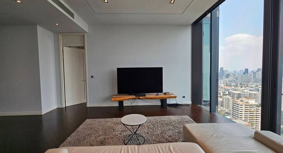 For rent 3 bedrooms condo in Khlong Toei, Bangkok