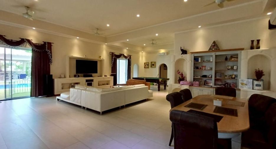 À louer et à vendre 5 chambres villa à Bang Lamung, Chonburi