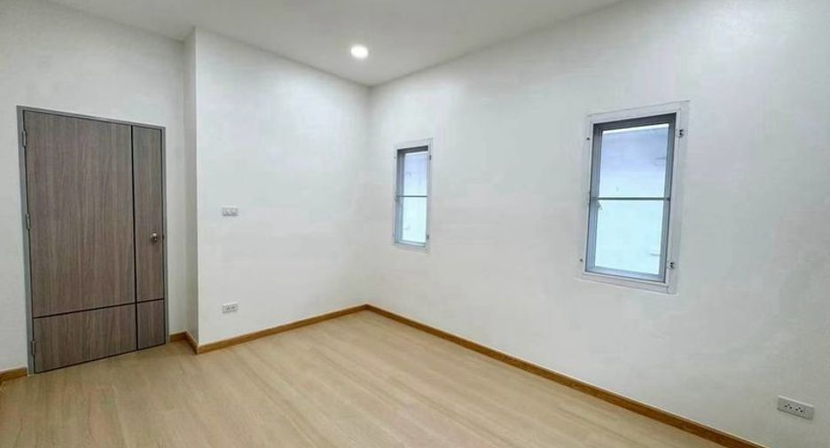 For sale 4 bedrooms house in Si Racha, Chonburi