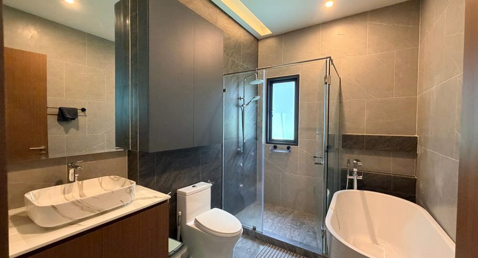 Villa en alquiler de 4 habitaciones en Bang Lamung, Chonburi