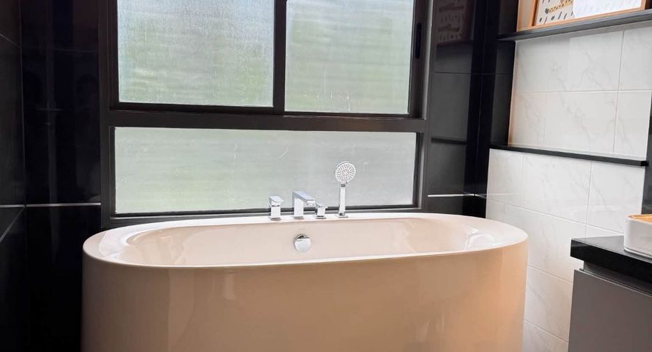 For rent 4 bedrooms house in Bang Kapi, Bangkok