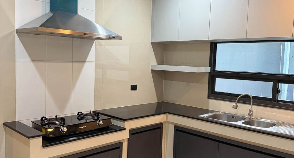 For rent 4 bedrooms house in Bang Kapi, Bangkok