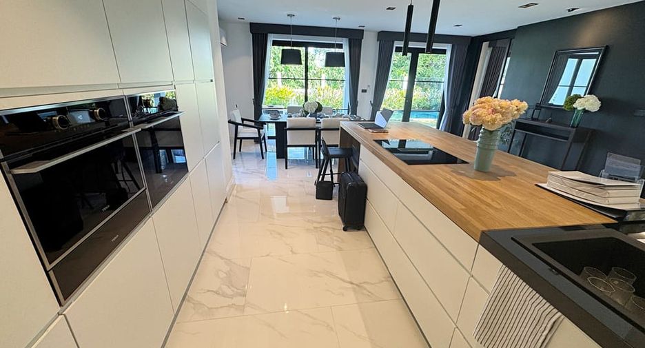 Villa en alquiler y en venta de 5 habitaciones en Bang Lamung, Chonburi