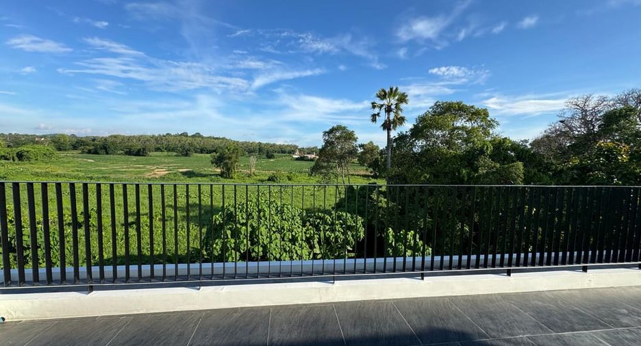 Villa en alquiler y en venta de 5 habitaciones en Bang Lamung, Chonburi