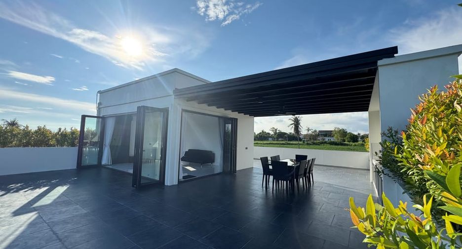 Villa en alquiler y en venta de 5 habitaciones en Bang Lamung, Chonburi
