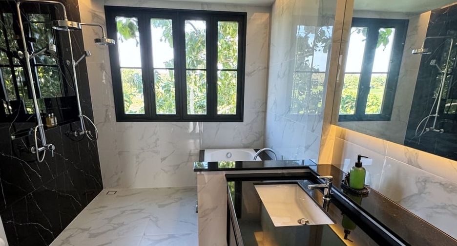 Villa en alquiler y en venta de 5 habitaciones en Bang Lamung, Chonburi