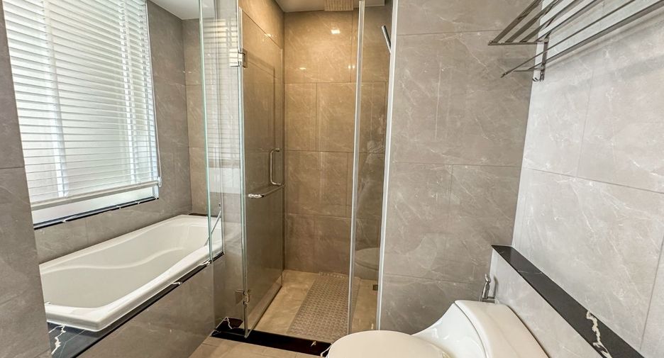 For rent 3 ベッドルーム condo in Huai Khwang, Bangkok