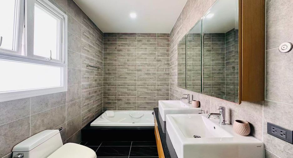 For sale 4 bedrooms house in Bang Lamung, Chonburi
