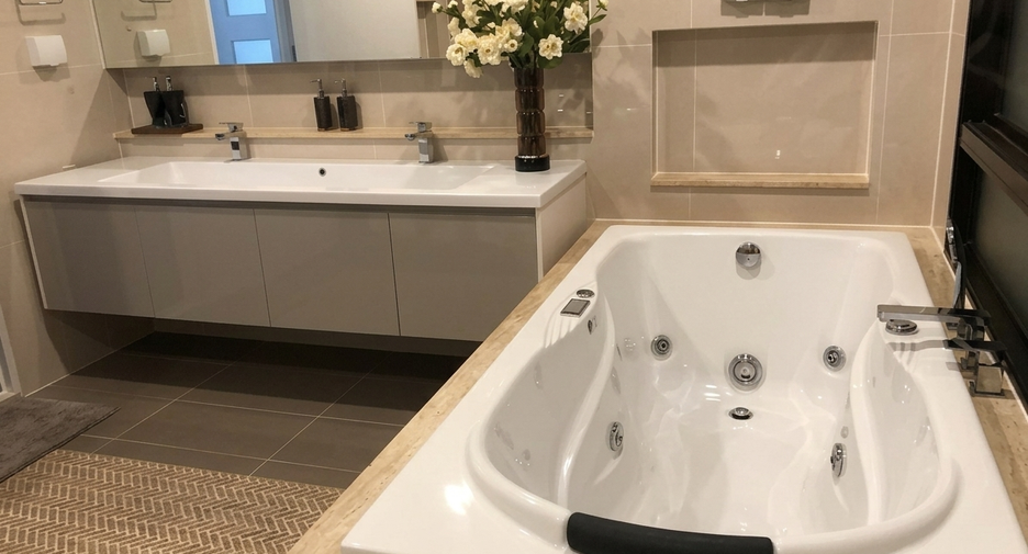 For rent 5 bedrooms house in Pak Kret, Nonthaburi