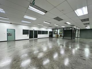 For rent 8 bedrooms warehouse in Mueang Samut Prakan, Samut Prakan