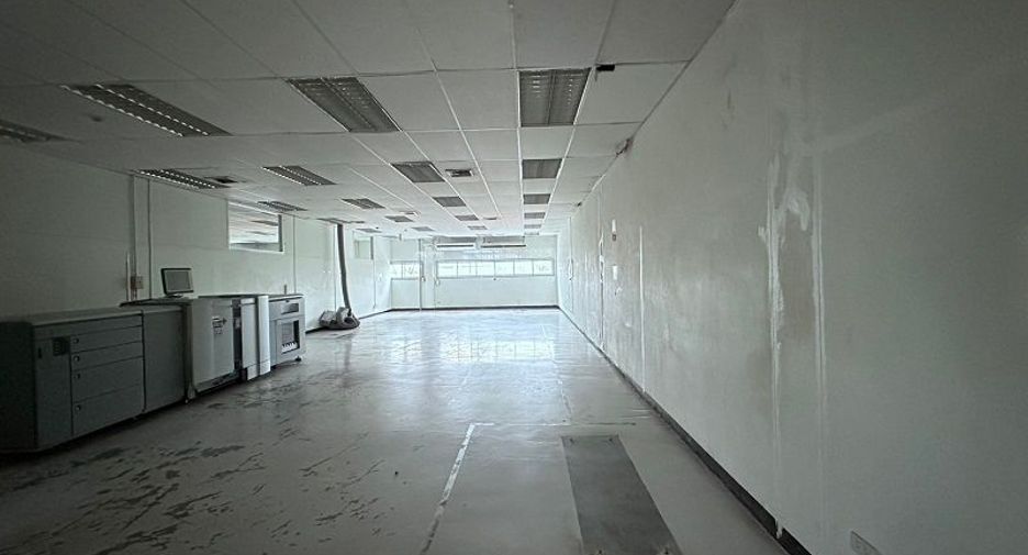 For rent 8 bedrooms warehouse in Mueang Samut Prakan, Samut Prakan